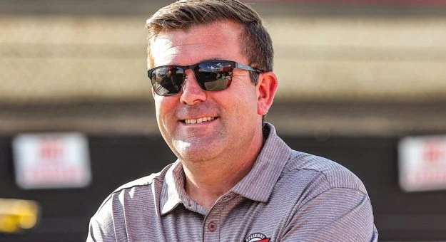 In a somber announcement that has shocked the racing community, Tony Stewart, CEO of Eldora Speedway, confirmed the untimely passing of Levi Jones, the track’s newly appointed general manager….