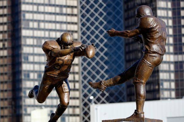  Atlanta Falcons Honor Michael Vick with Bronze Statue to Celebrate His Legacy