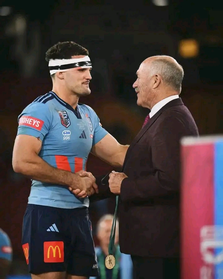 CALLING YOURSELF A NEW SOUTH WALES YET BOWING TO A QUEENSLANDER TO RECEIVE A MEDAL WITH HIS NAME….